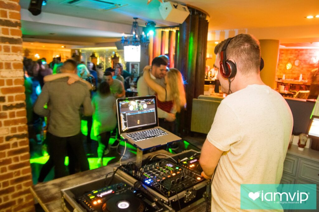 DJ Andy at Slug and Lettuce